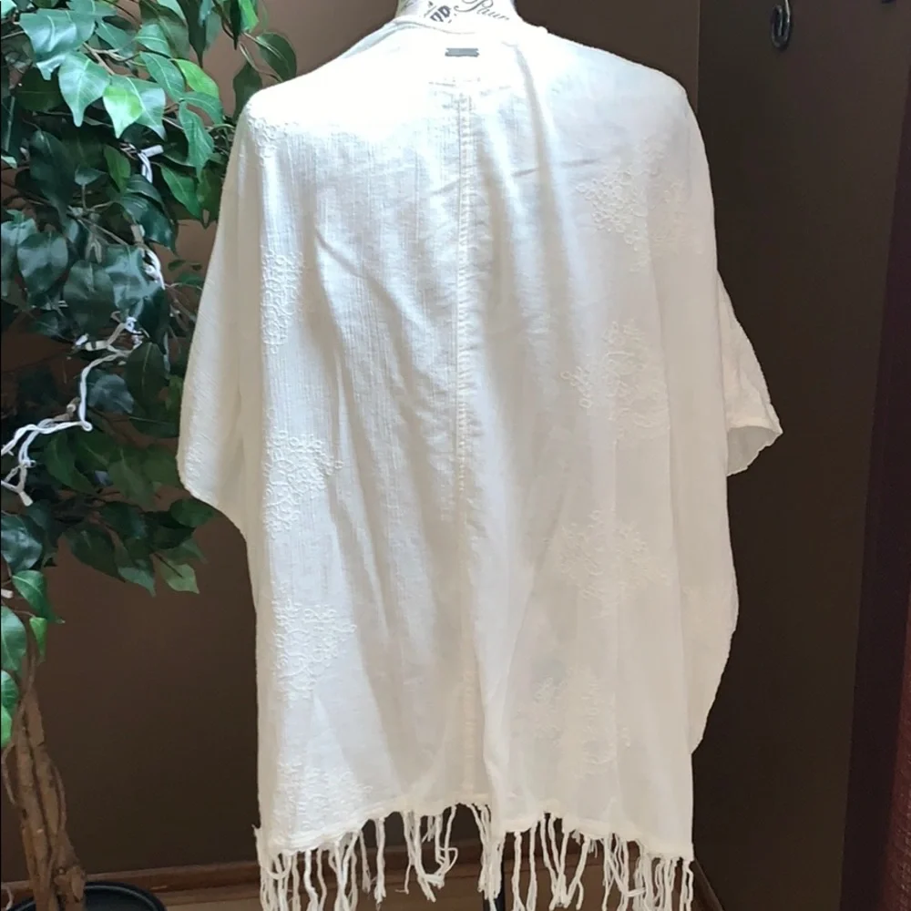 COPY - Billabong Designer’s Closet cream fringed kimono - Picture 6 of 8